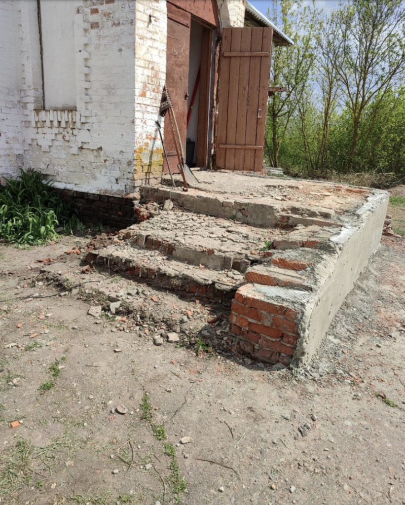 Столітня школа Сластіона, яку врятували місцеві від забуття