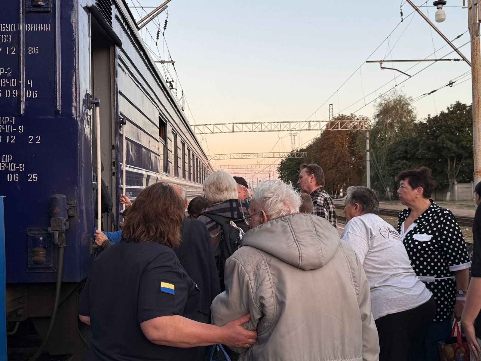 Людей зі зруйнованих на Донеччині сіл евакуйовують до Полтави