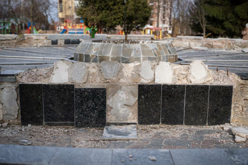 Фото пошкодженого фонтану..