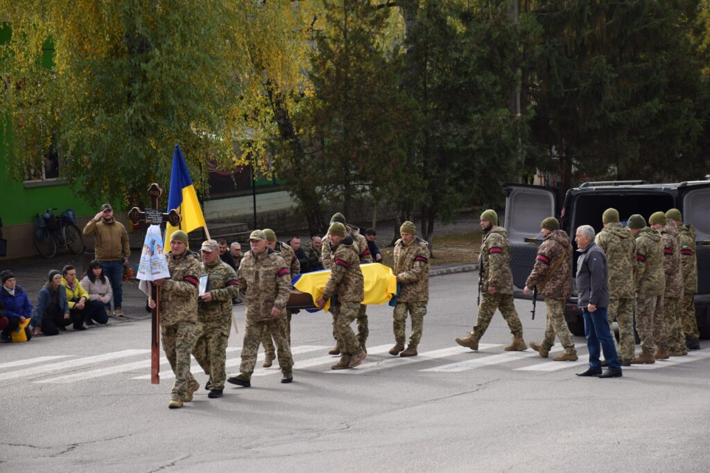 На Полтавщині попрощались з бойовим медиком, який навчався у Великій Британії. Роман Діденко загинув у результаті мінно-вибухової травми.