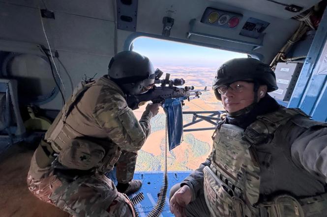 Дмитро Комаров у гелікоптері