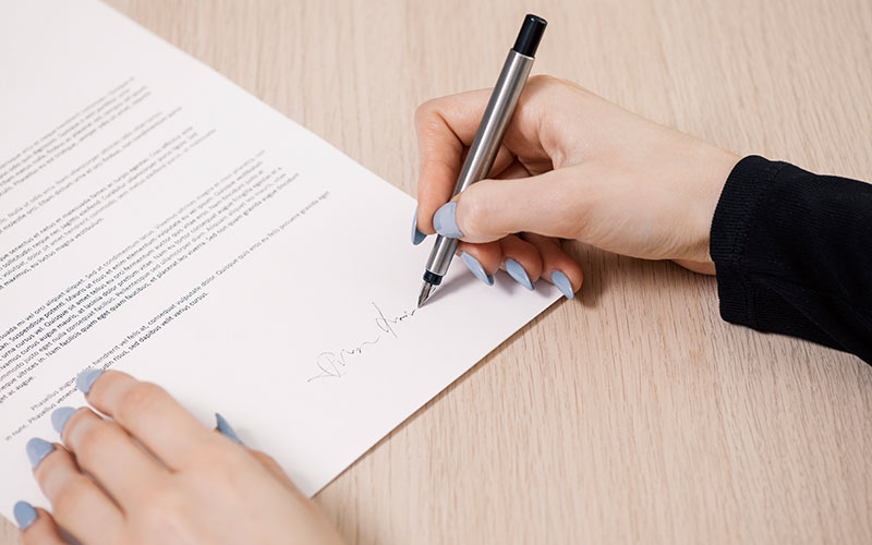 Підписання документів Ілюстративне фото
