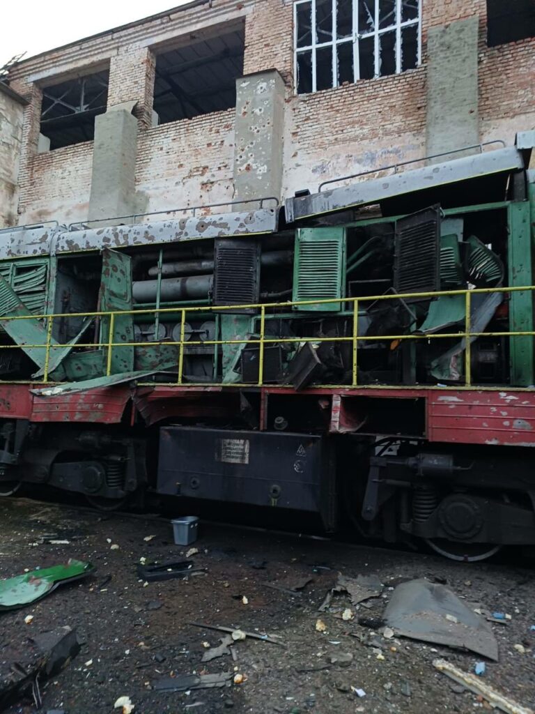 Росіяни влучили дронами в локомотивне депо у Полтаві