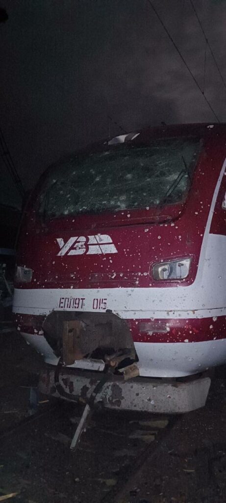 Росіяни влучили дронами в локомотивне депо у Полтаві