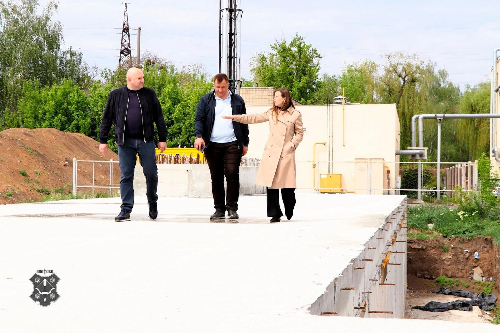У травні 2025 року хід будівництва протирадіаційного укриття на території ЗОШ №11 оглянули керівник Управління капітального будівництва Максим Медведєв, директор ТОВ «Добробут Інвест» Володимир Прозапас та в.о. міського голови Полтави Катерина Ямщикова
