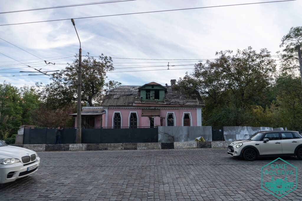 Будинок у стилі українського модерну пошкодив «Шахед». Унікальний для Полтави особняк з дормером зазнав суттєвих ушкоджень.