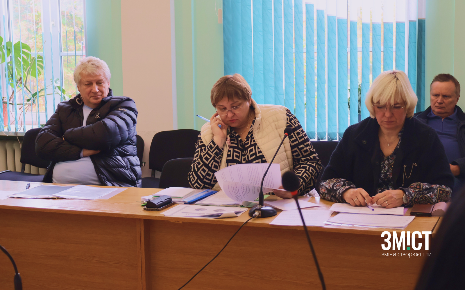 Лариса Ухналь (посередині)