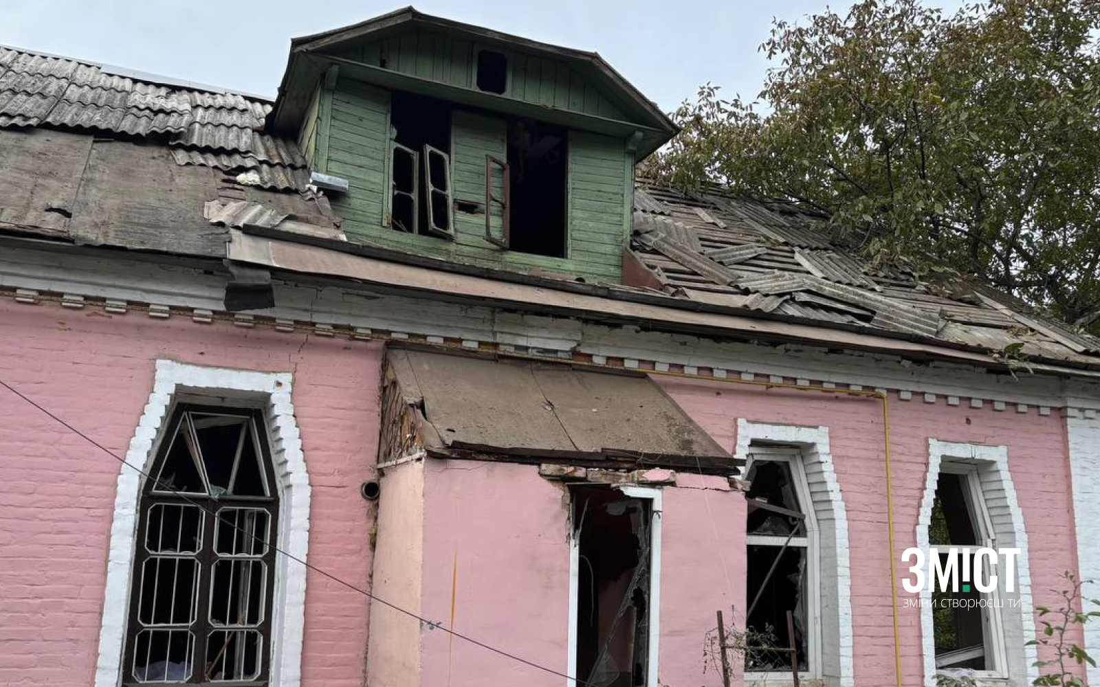 Пошкоджений будинок на вулиці Небесної Сотні