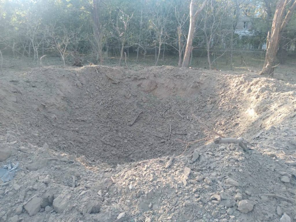 Вирва від удару КАБом. Ілюстративне фото з Херсону