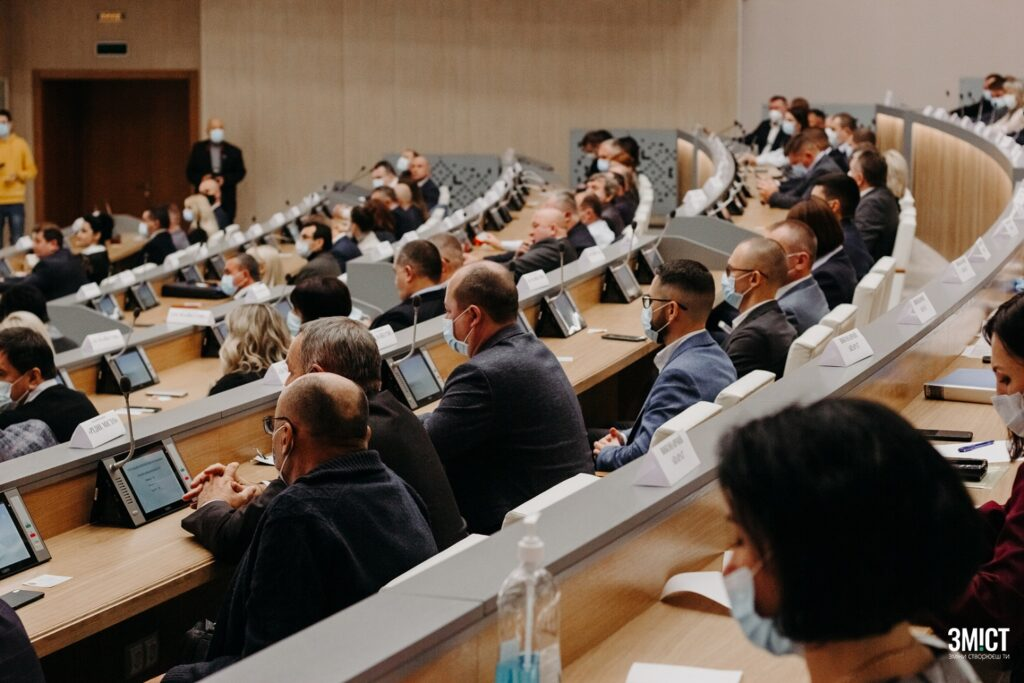 Відремонтовану за 35 мільйонів гривень залу Полтавської обласної ради не використовують більше трьох років. Сесійна зала пустує через війну