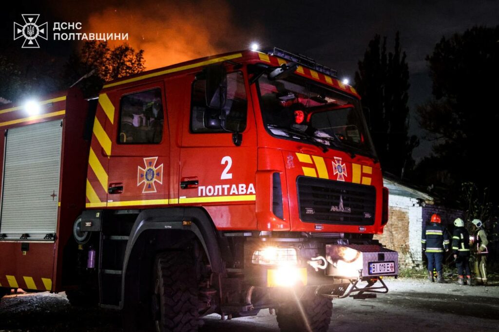 Наслідки атаки по Полтаві: горять адміністративні будівлі (ФОТО)