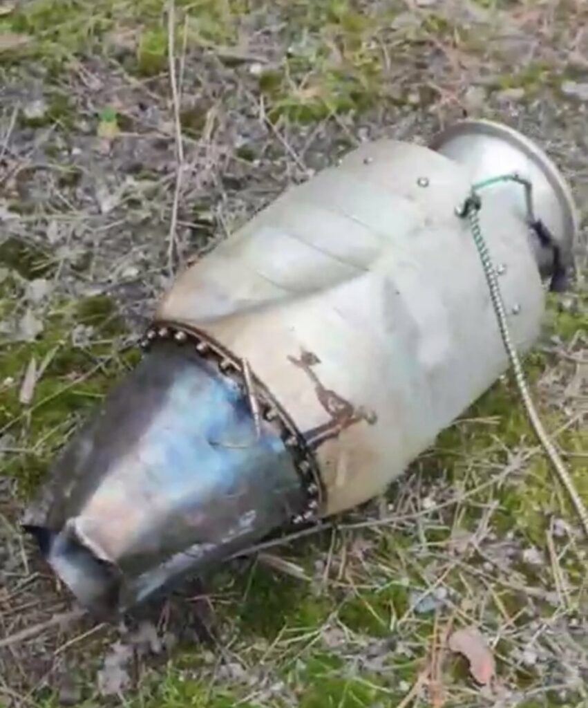 Китайський реактивний двигун SW800Pro-Y, який росіяни встановлюють на авіабомбу УМПБ-5Р. Жовтень 2025. Фото: Сергій Флеш КАБ