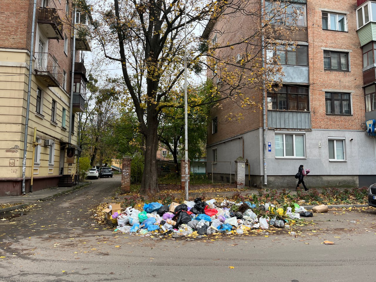 Полтавці зносять сміття на вулицю УПА
