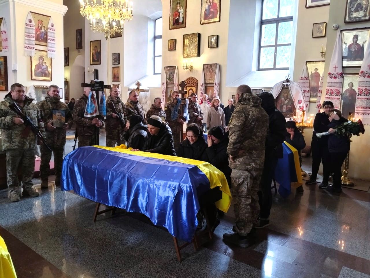 У Полтаві прощалися із полеглими захисниками