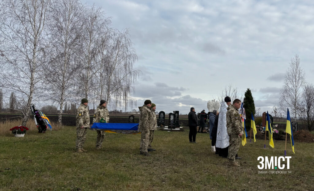 19 листопада на щиті до Пузирів повернувся Ігор Сухопаров – ветеран, учитель, танкіст. Родина, земляки та побратими провели героя у вічність.