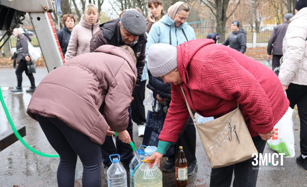 Полтавці набирають технічну воду 9 листопада. «Це була репетиція блекауту», – кажуть у Полтавській ОВА. Які висновки робить полтавська влада? Треба більше спілкуватися з людьми.