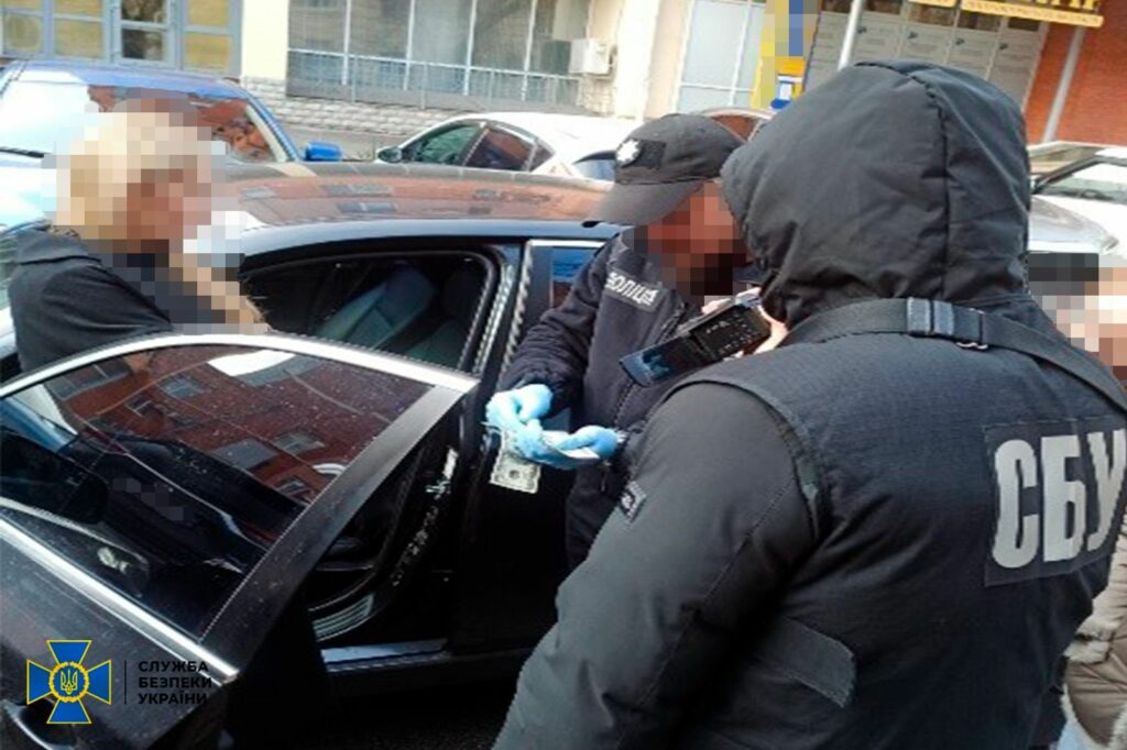 Обшуки у фігуранта, якого затримали на хабарі