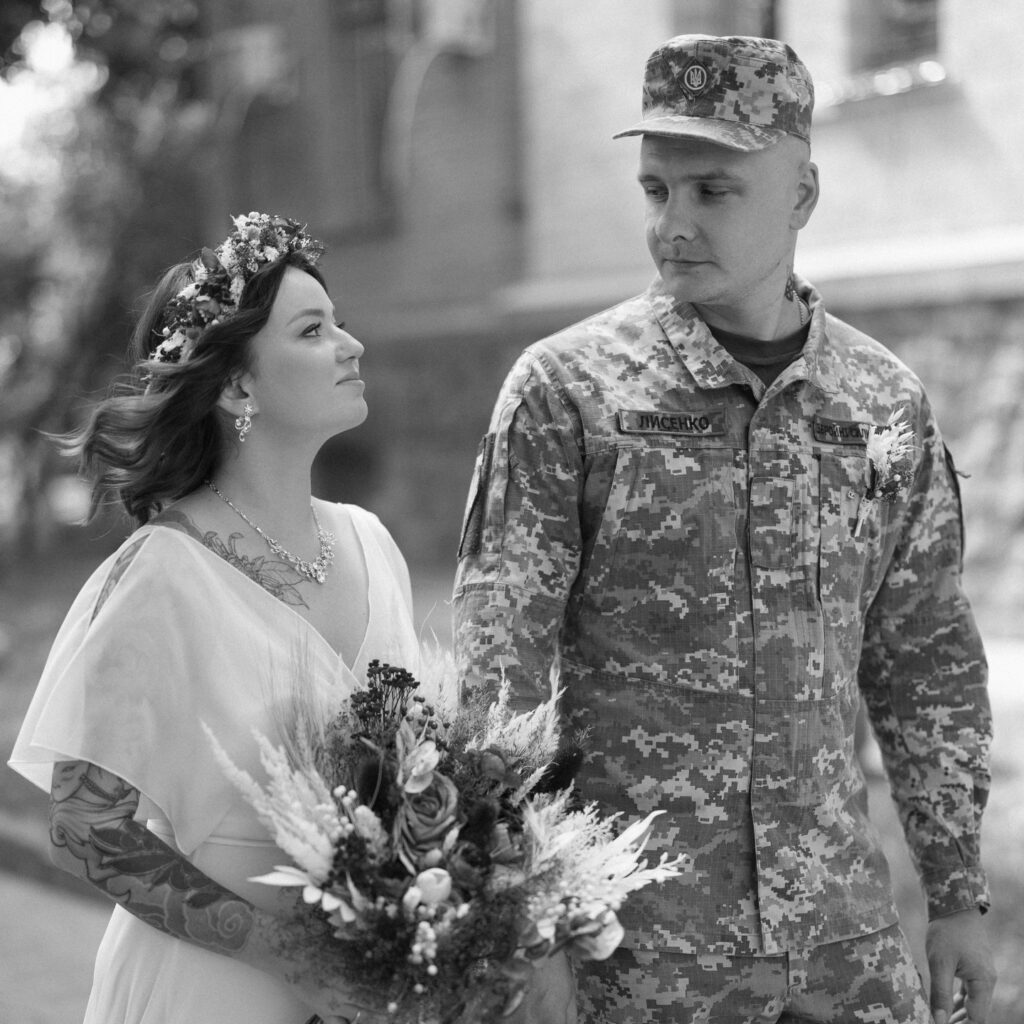 Микола Лисенко загинув у зоні бойових дій. 20 листопада о 12:00 полтавці зможуть віддати шану досвідченому воїнові. Про дату прощання 19 листопада повідомила його дружина Катерина Радул.