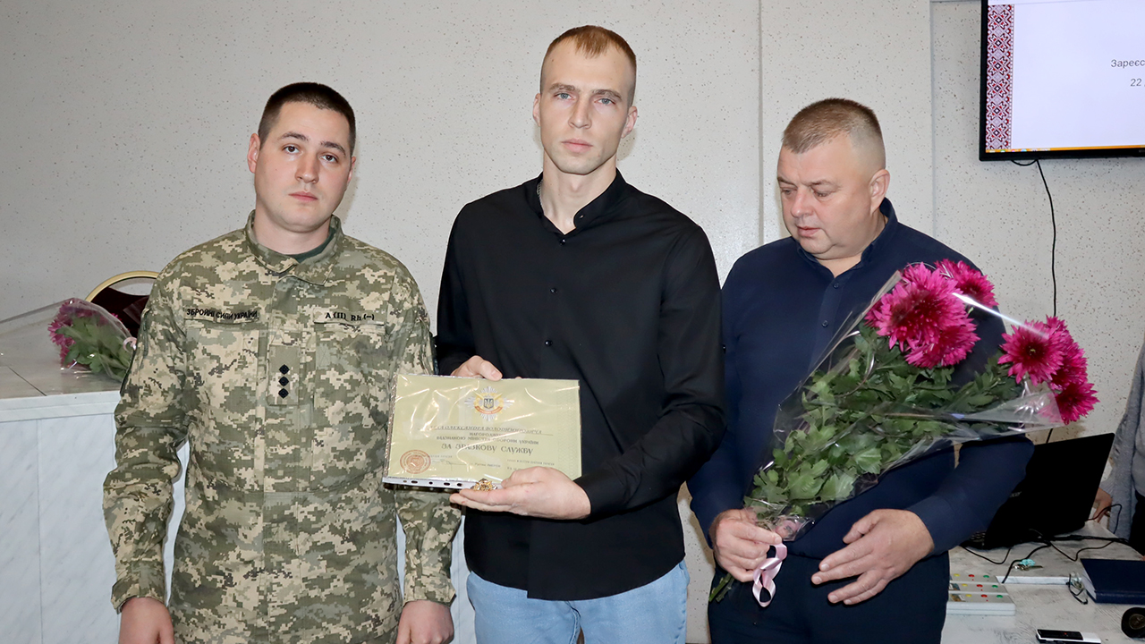 Нагородження «За зразкову службу». Олександр Лях по центру