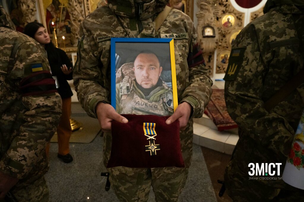 Захисників проводять в останню путь