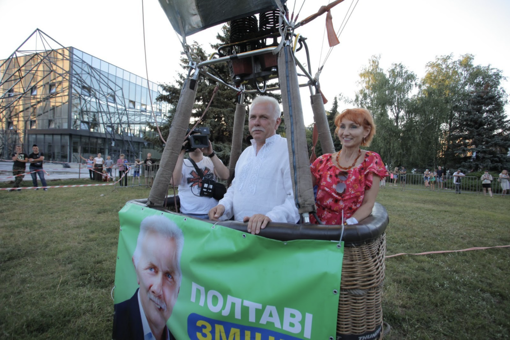 Сергій Іващенко під час передвиборчої кампанії 2020 року. Гасло команди «Слуги Народу» — «Полтаві зміни».