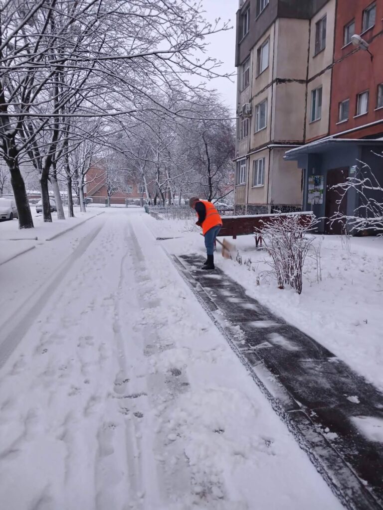 Працівниця ЖЕО №2 вручну прибирає сніг у дворі Полтави