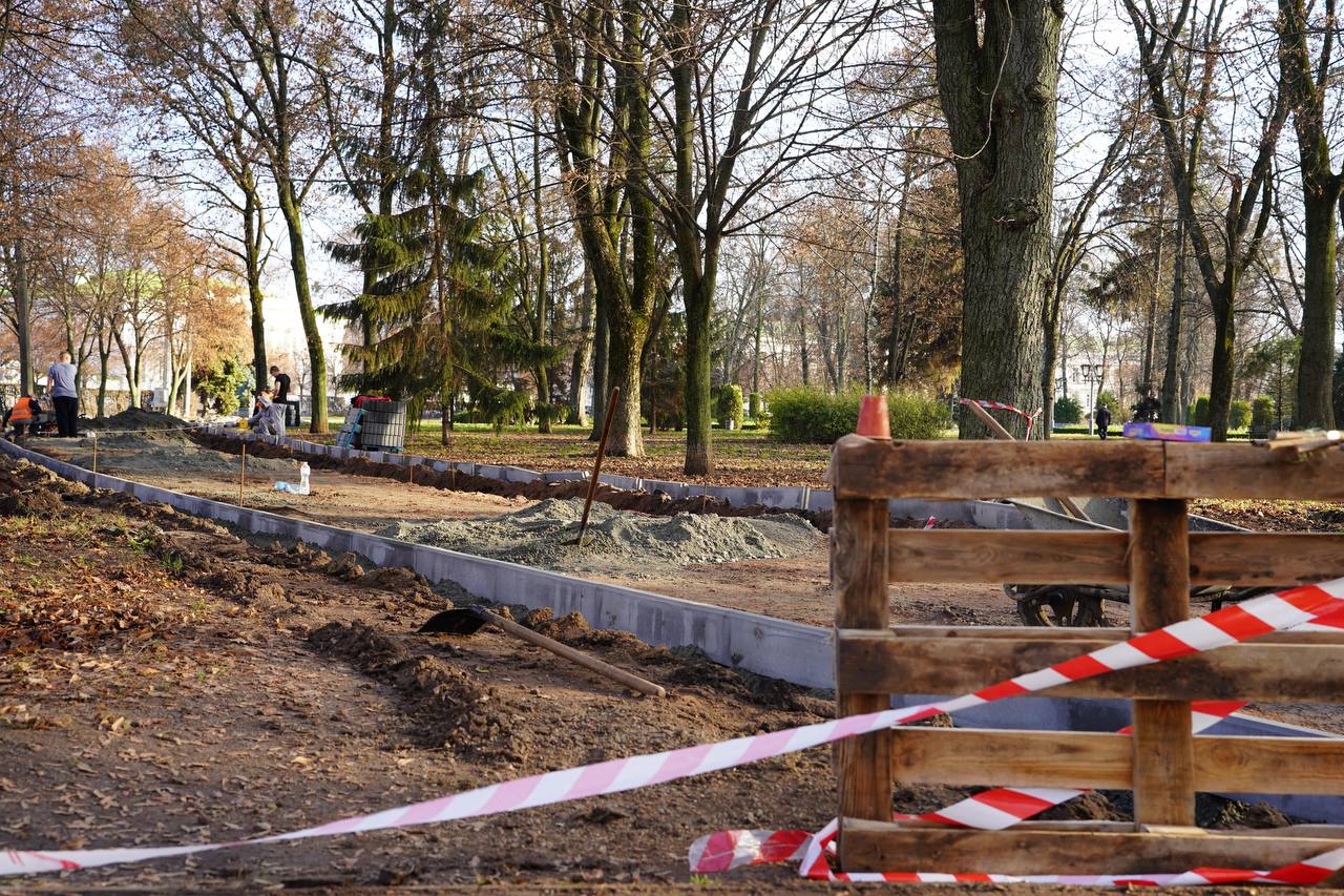 Початок ремонту доріжок у Корпусному парку