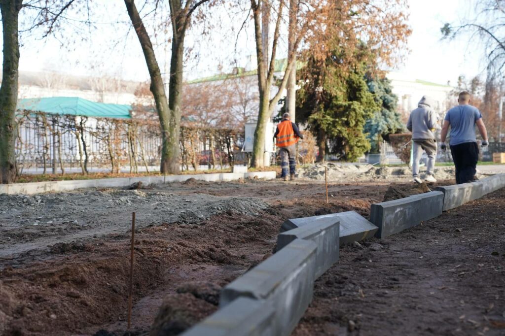 ремонт доріжок у Корпусному парку