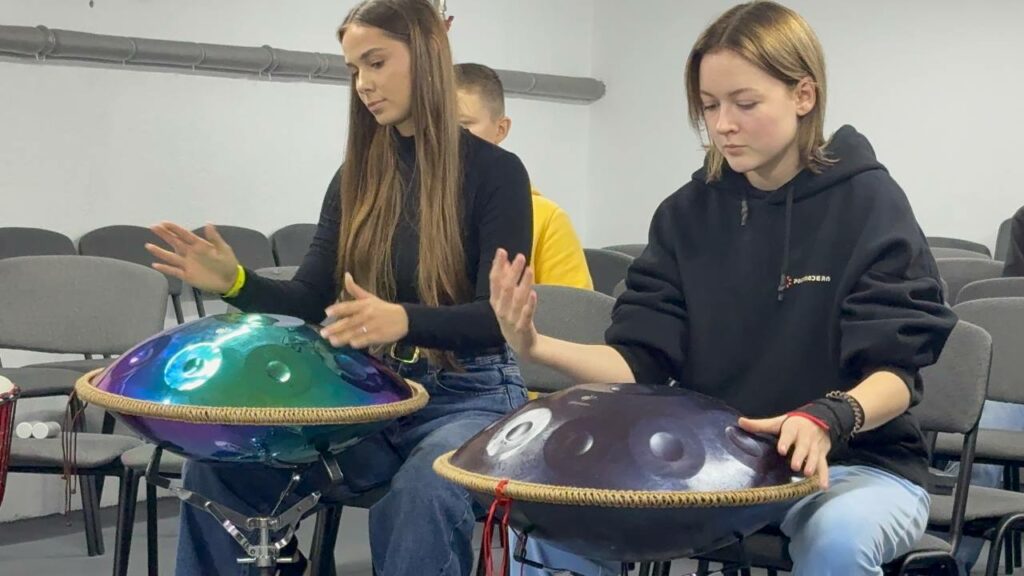 учасники майстер-класу з гри на ханг-колі