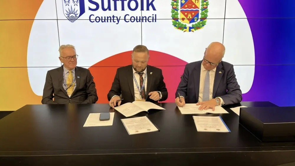 Підписання меморандуму про взаєморозуміння керівником Полтавської обласної військової адміністрації Володимиром Когутом та головою Ради графства Саффолк Метью Хіксом