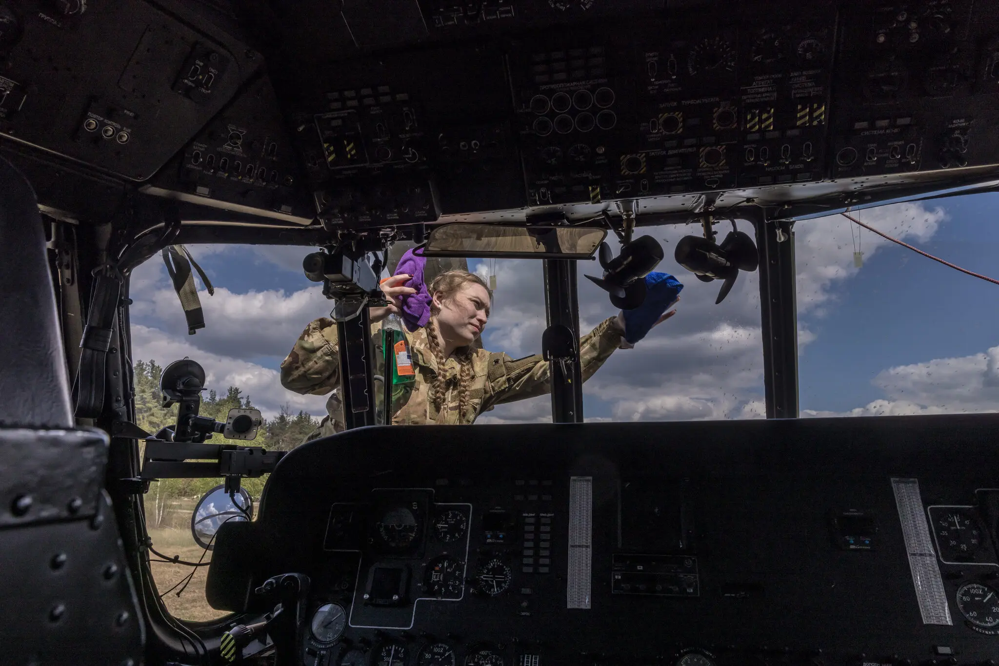 Льотчиця Катерина біля свого гелікоптера
