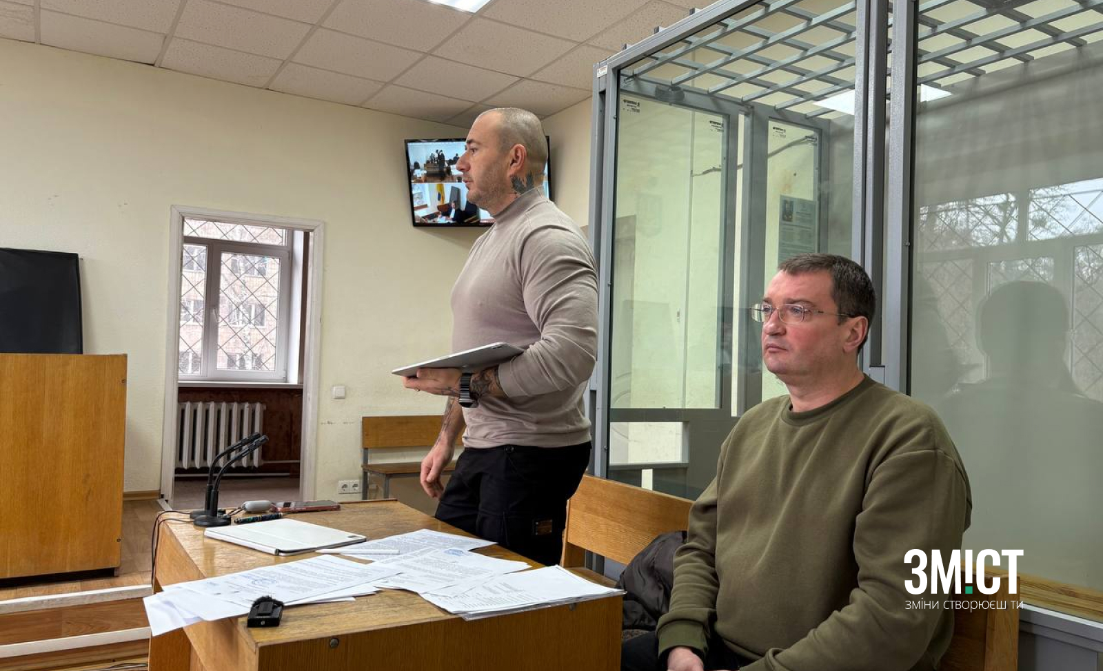 Посадовець УЖКГ Олександр Попенко з адвокатом