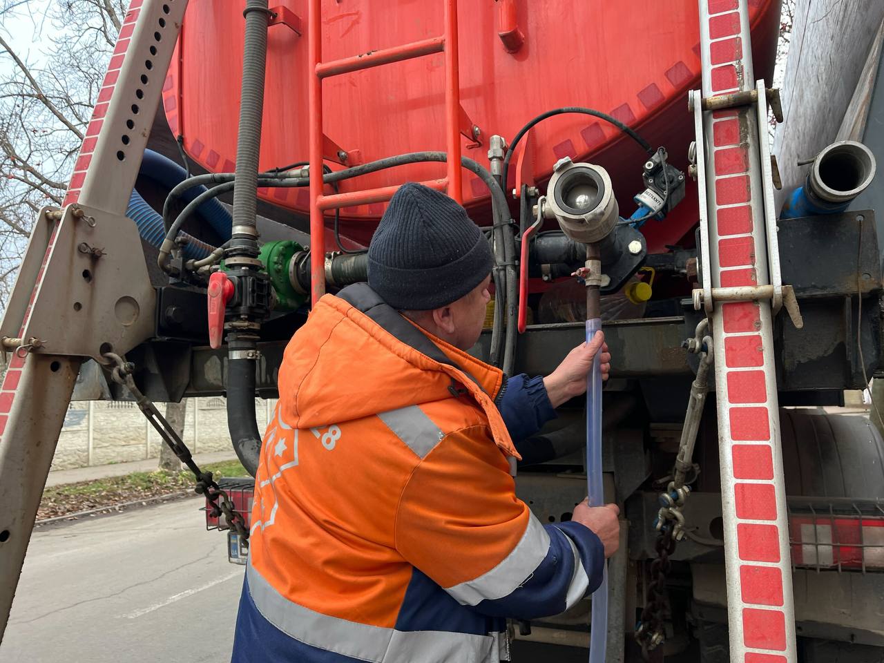 Комунальник КАТП-1628 за роботою