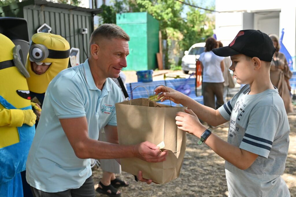Валерій Пархоменко в брендованому одязі Політична агітація у полтавських школах – заборонена, проте чиновників і депутатів це не зупиняє. Хто це дозволяє? 