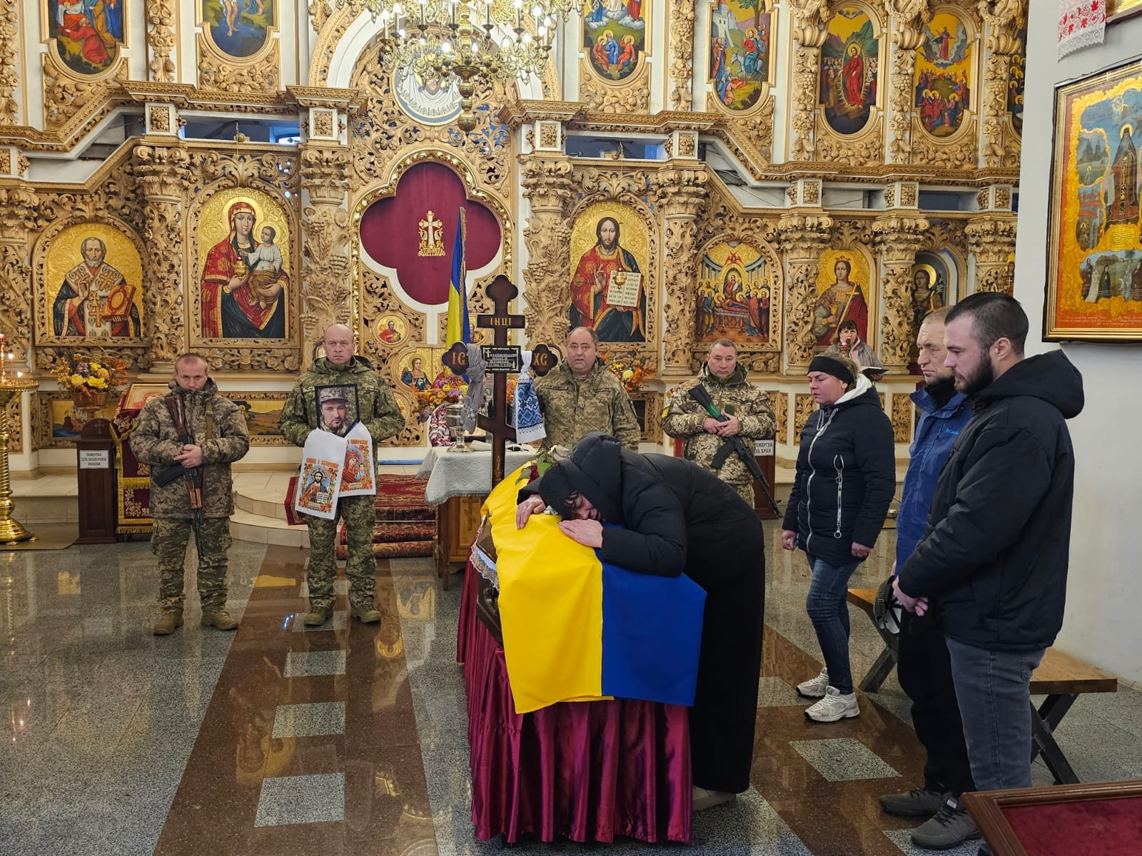 Родина прощається з полгелим воїном у Полтаві