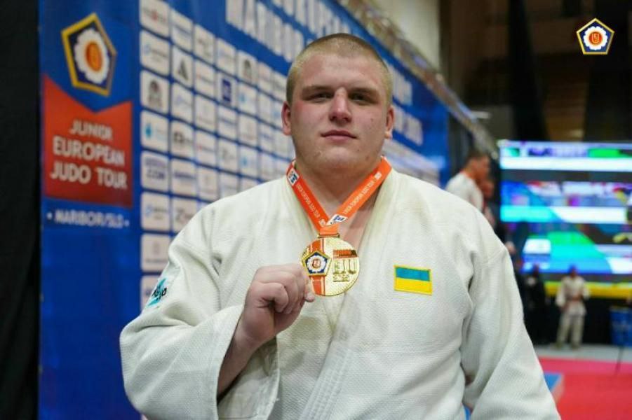 Ярослав Омельченко зі своєю нагородою