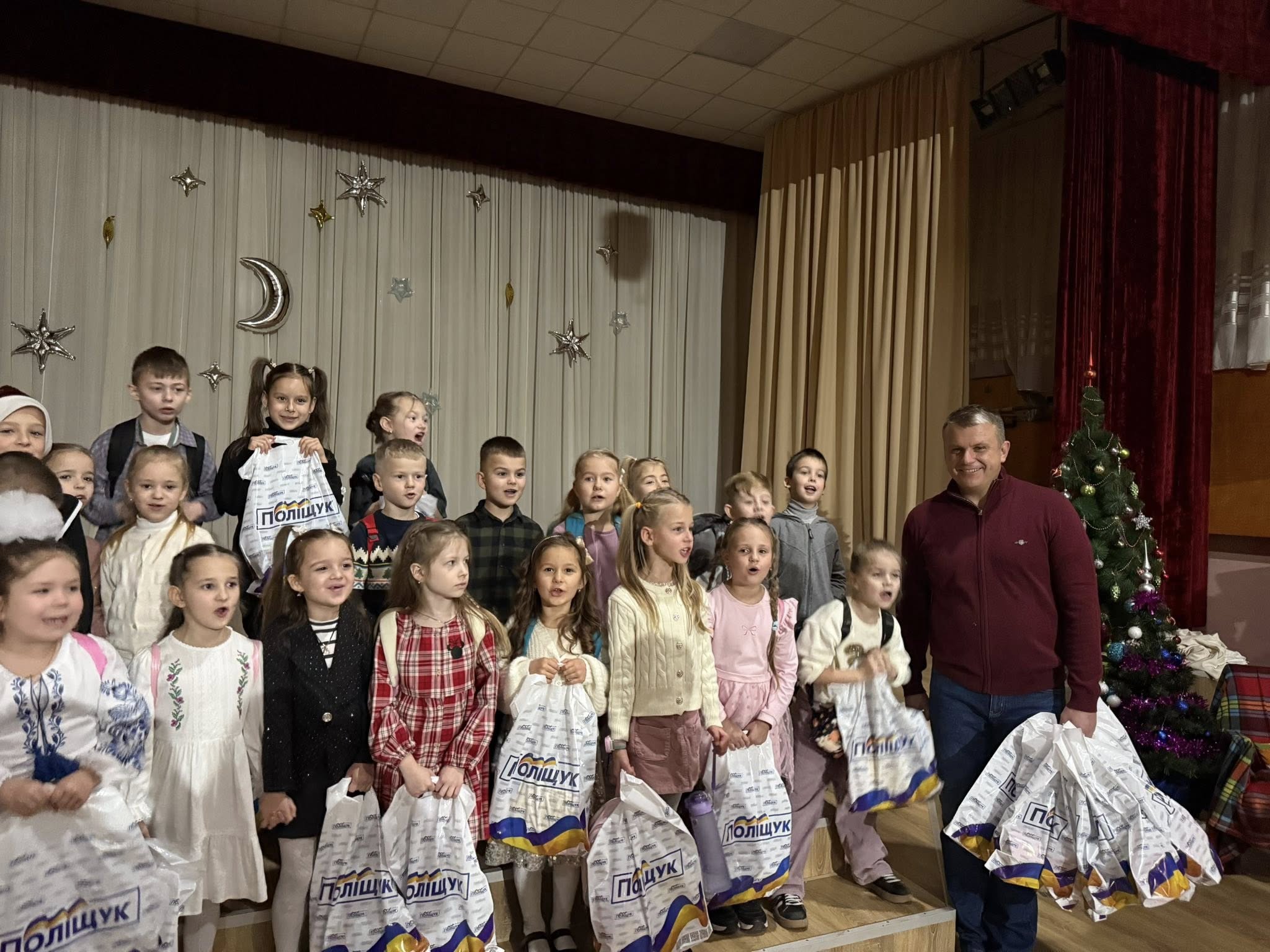 Денис Поліщук з пакетами «Поліщук» в освітньому закладі