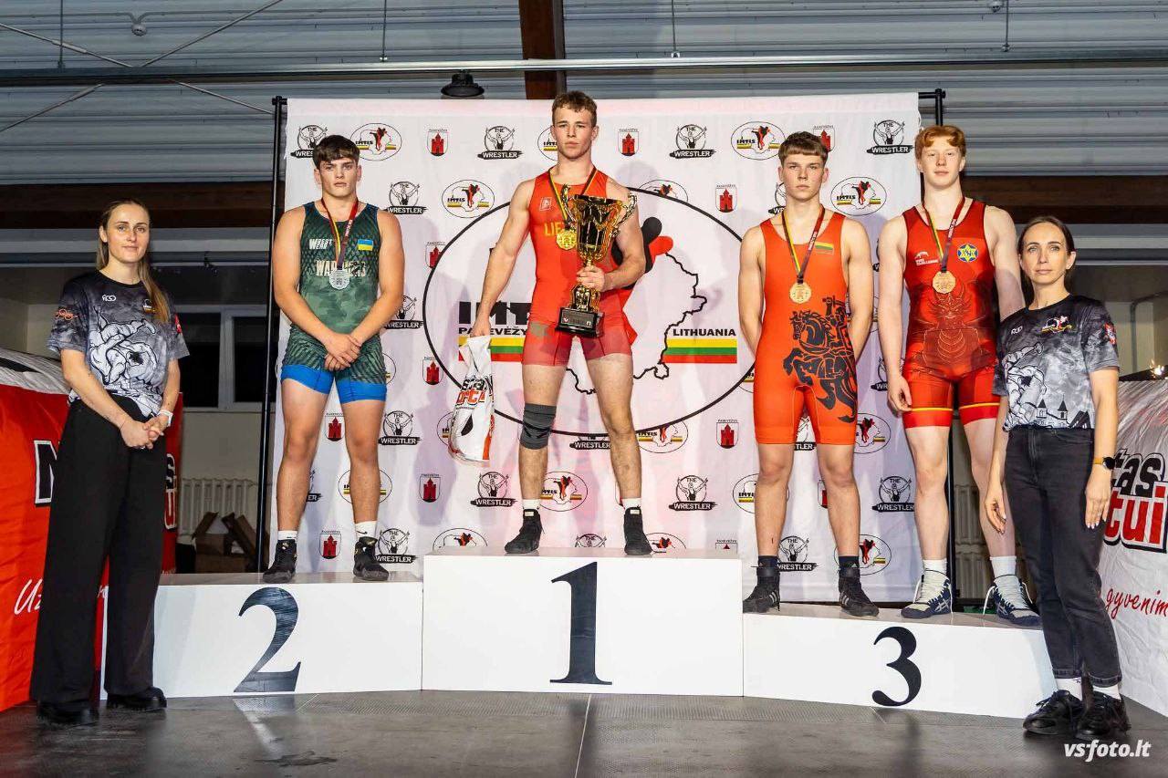 Зліва – спортсмен з Кременчука Ілля Сіненко