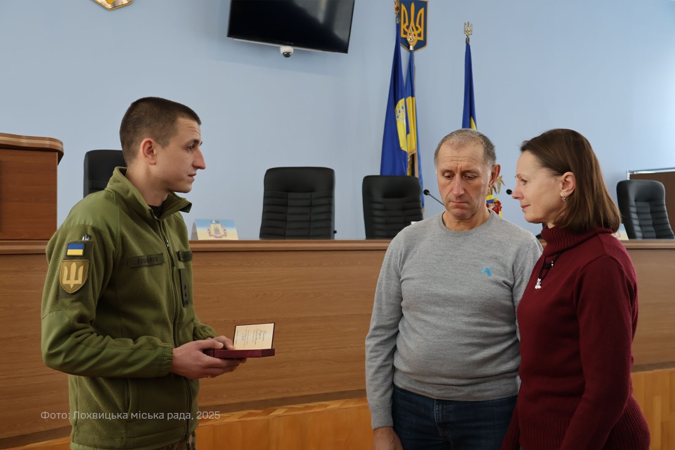 Батьки отримують орден сина