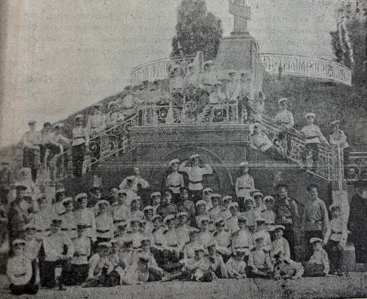 кадети біля братської могили