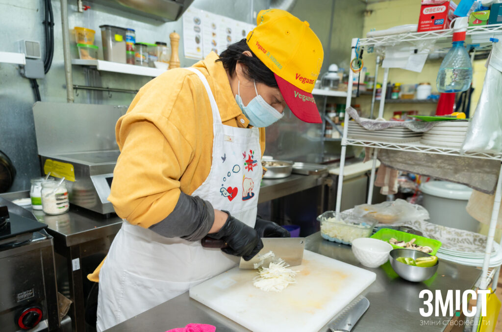 шеф-кухарка Тонг Йію