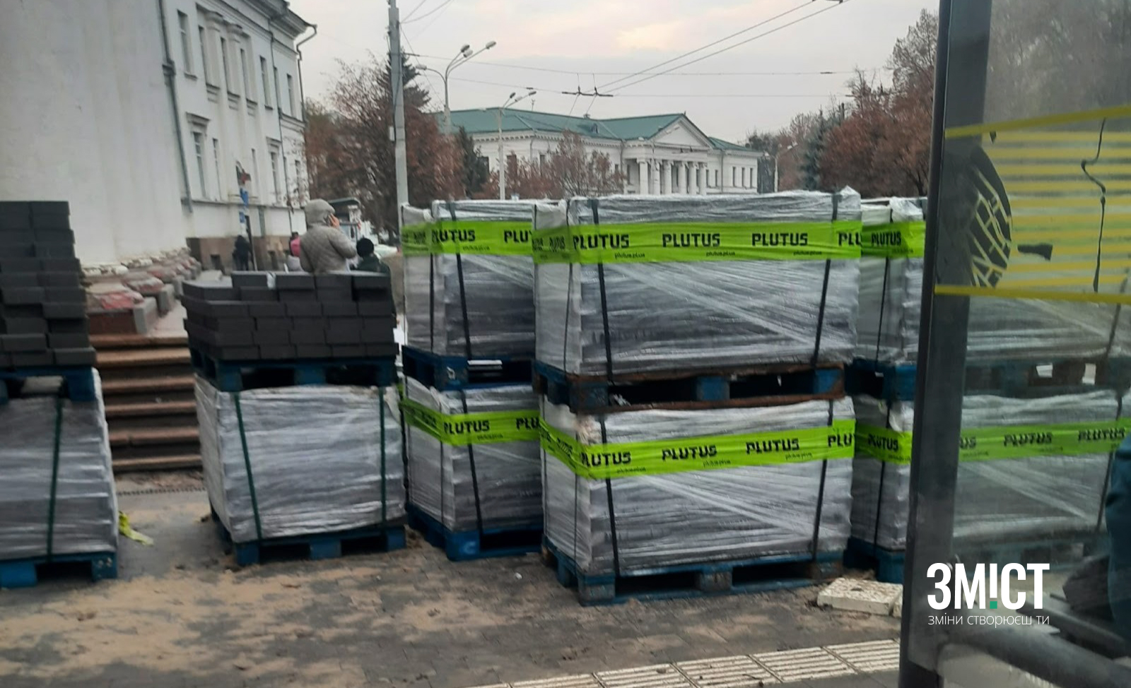 Перекладання плитки біля Будинку звʼязку в Полтаві
