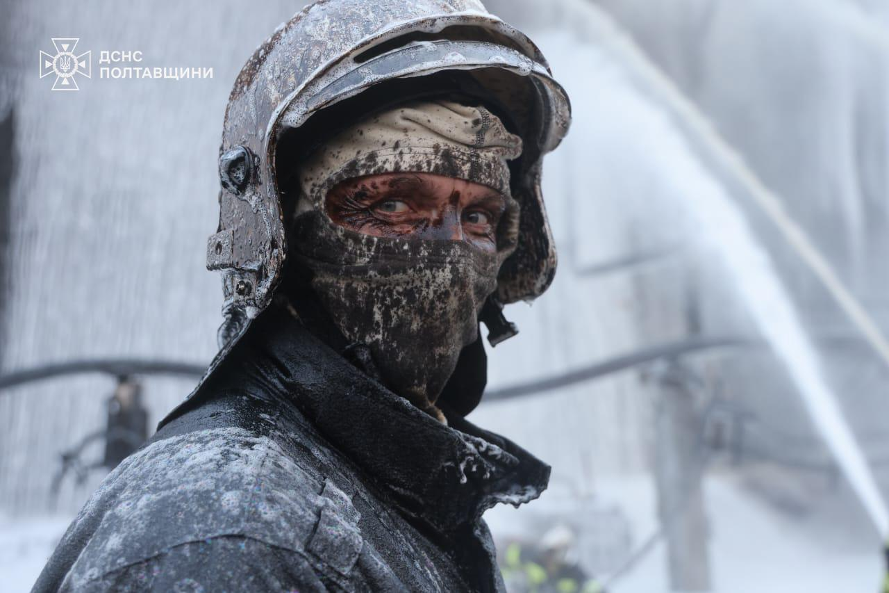 Рятувальник під час ліквідації наслідків обстрілу Полтавщини