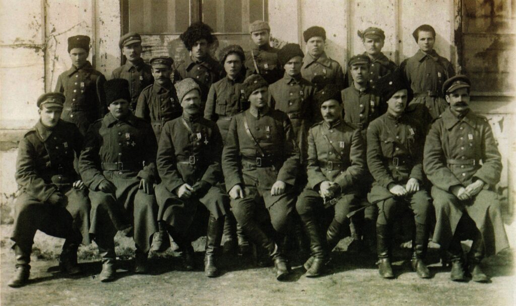 Лицарі залізного хреста зі складу 3-ї залізної дивізії з керівниками 2-ї волинської дивізії (третій у першому ряду Григорій Чижевський