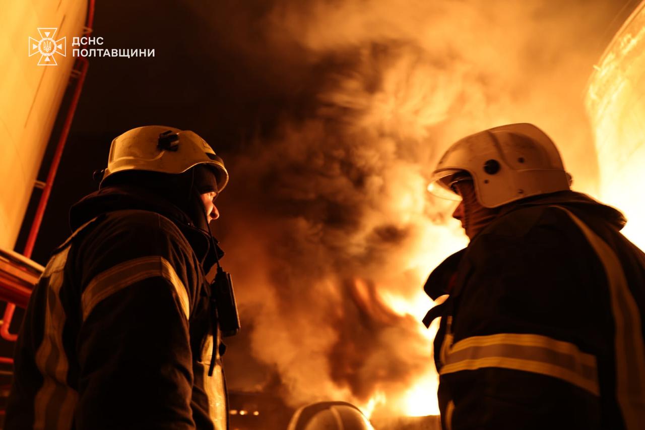 Рятувальники під час ліквідації наслідків обстрілу