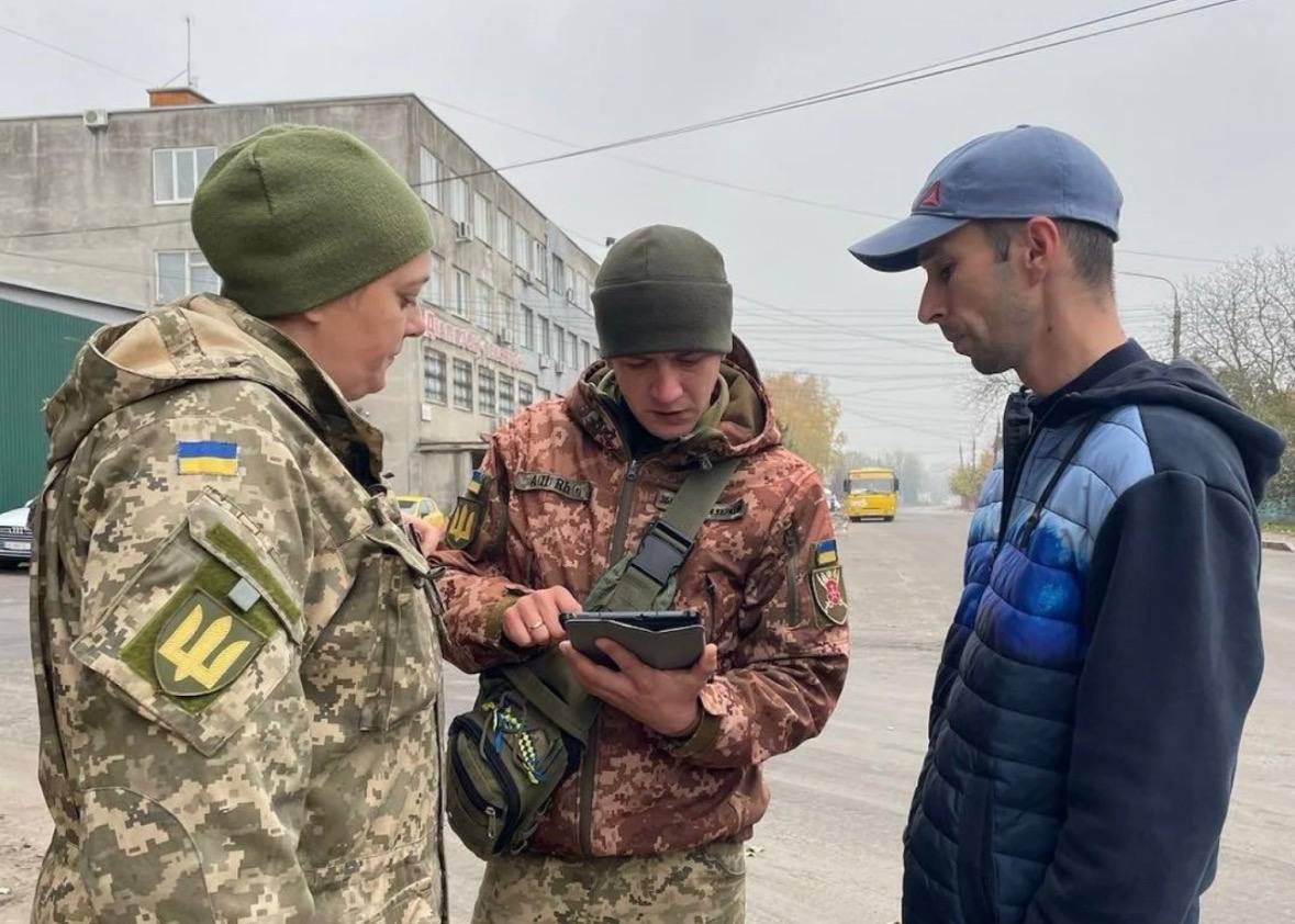 ТЦК вручають повістку. Ілюстративне фото