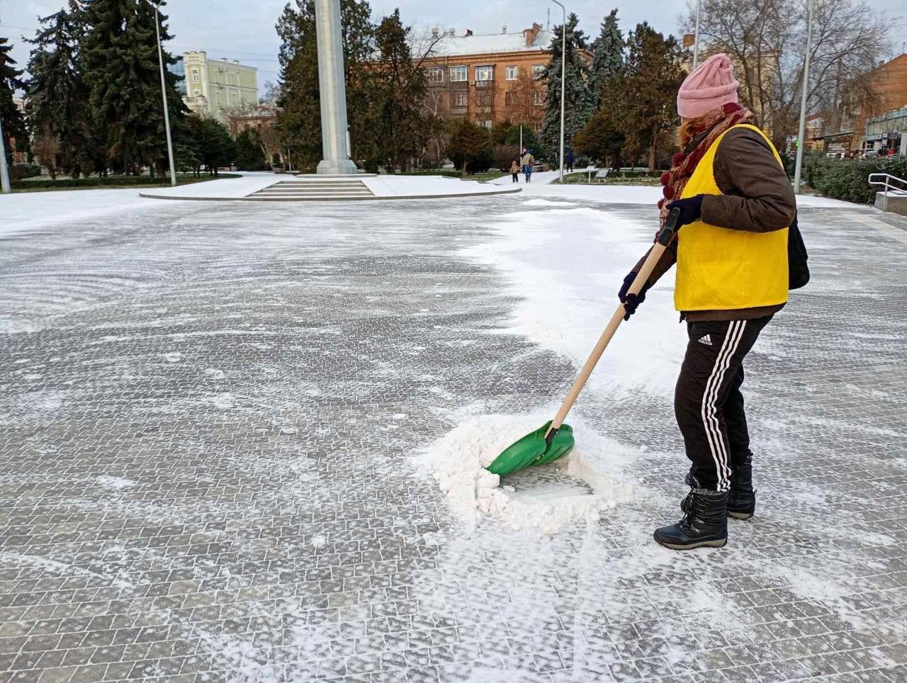 Комунальники прибирають вулиці міста