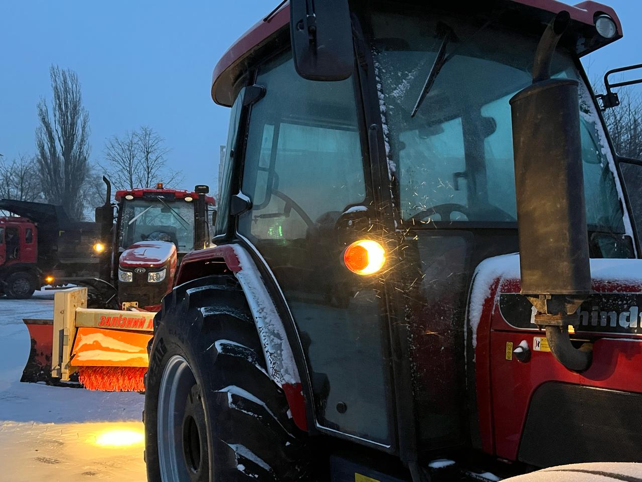 Полтавські комунальники очищають дорогу