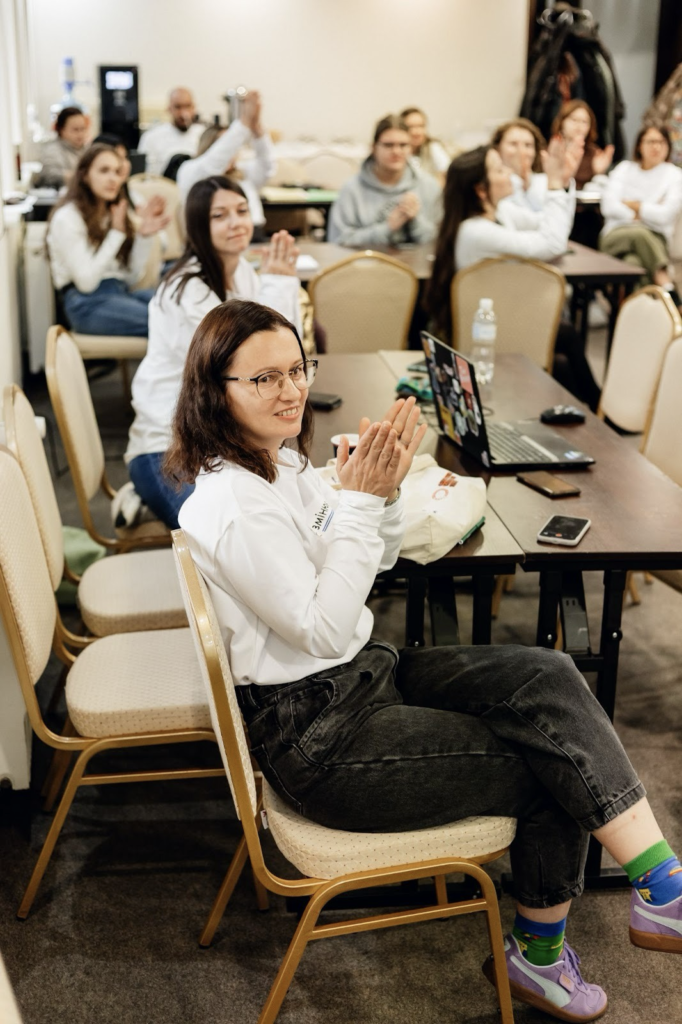 Учитель в Україні – більше аніж педагог. Для них створили проєкт «Хвиля натхнення». Що це таке і всі деталі та відгуки – читайте тут.