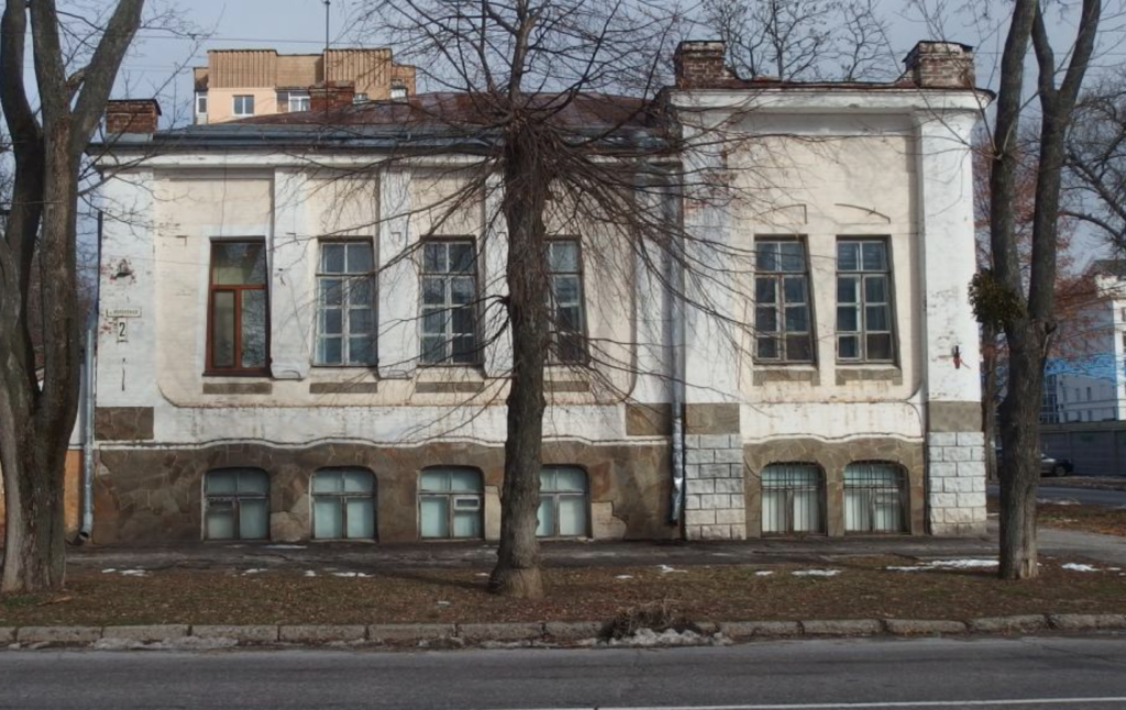 Грошей на памʼятки – немає. Як рятують міський особняк на вулиці Короленка